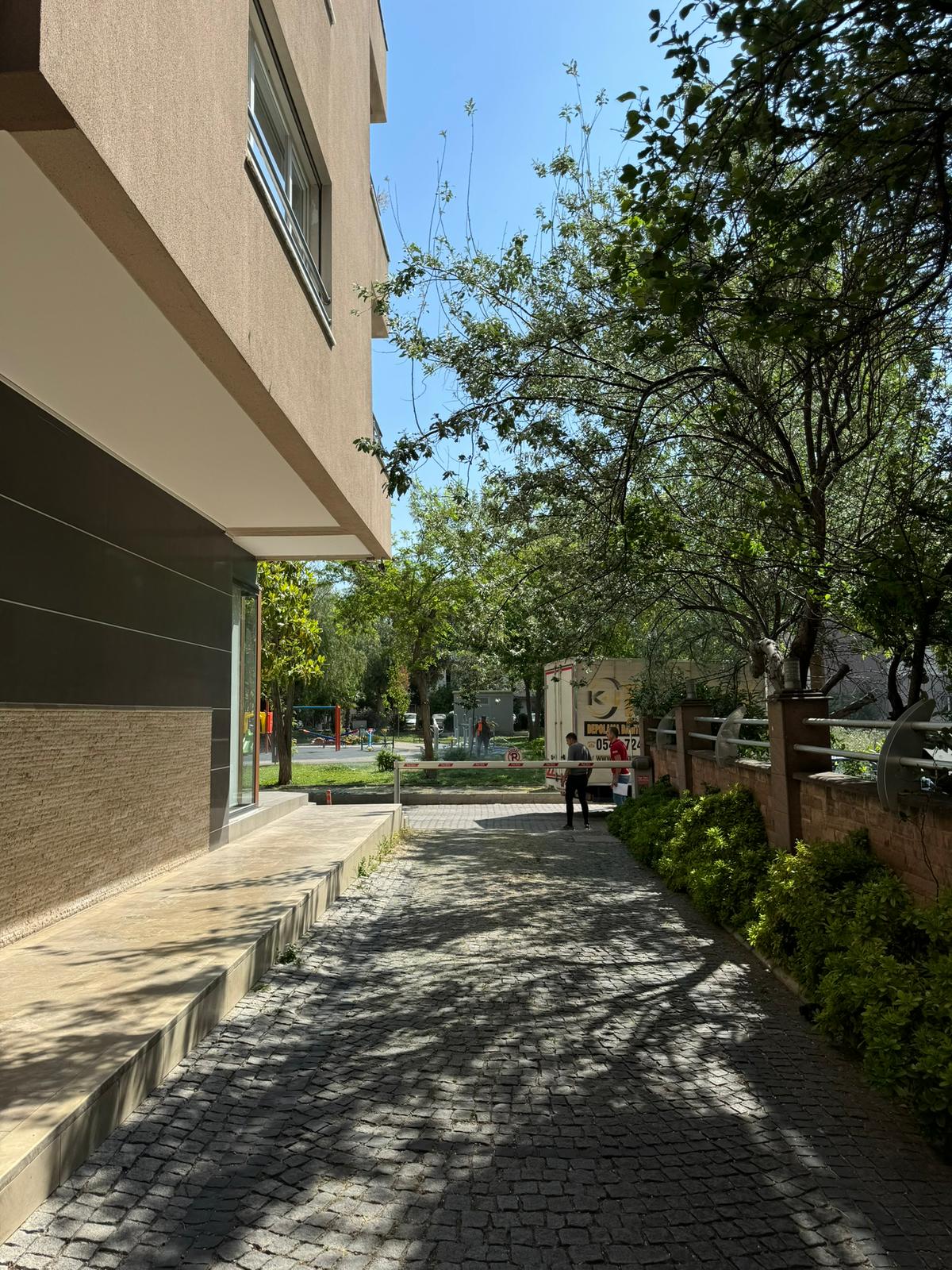 Bayraklı, İzmir - Emine Hanım Apartmanı
